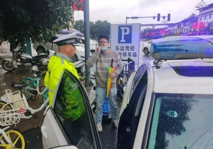 大佛景区暖心交警帮助游客寻找走散家人