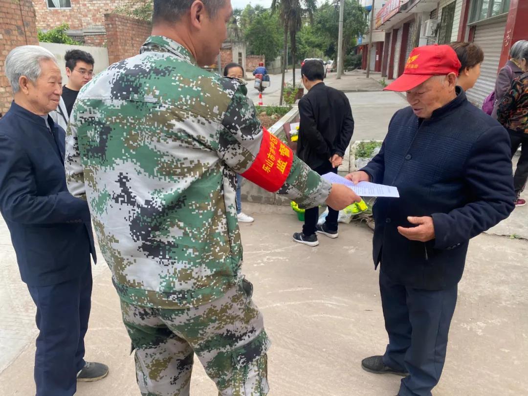 向扫墓群众发放文明祭祀告知书