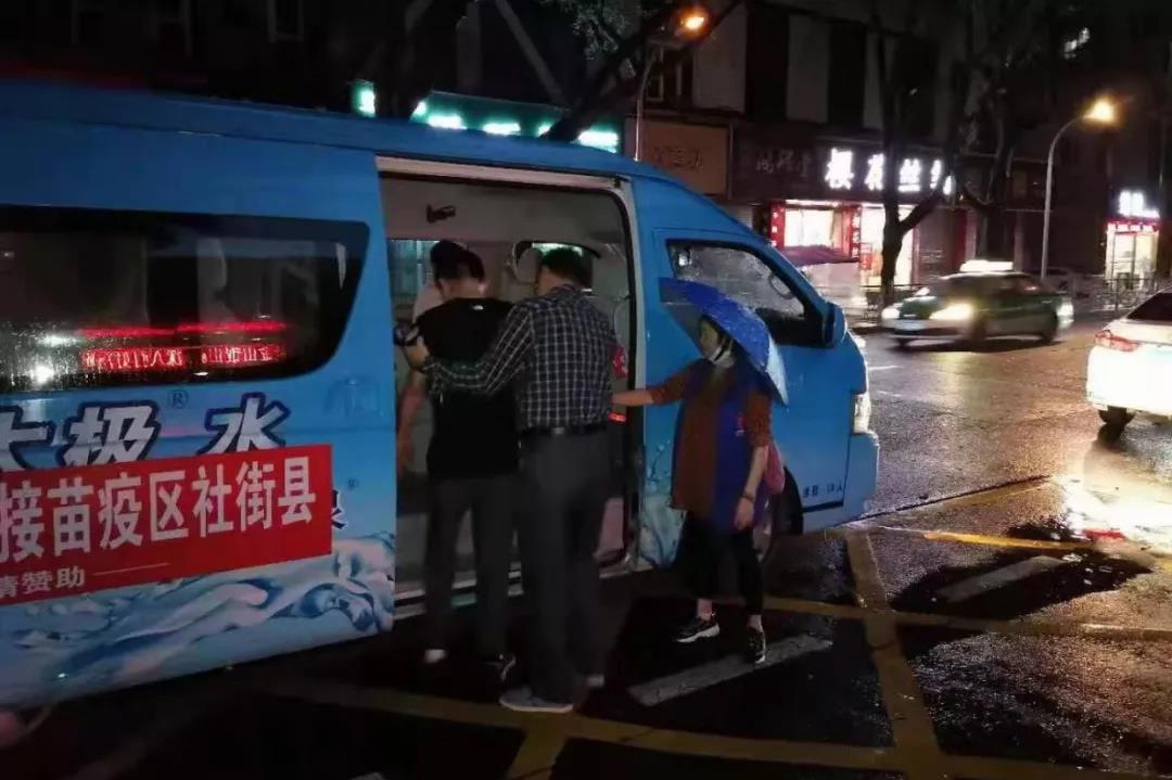 海棠街道县街社区协调车辆转运行动不便群众接种疫苗