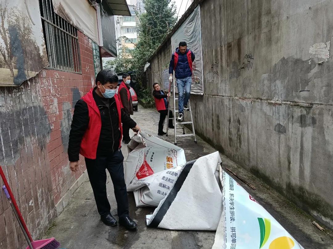 徐家扁社区拆除废旧广告牌