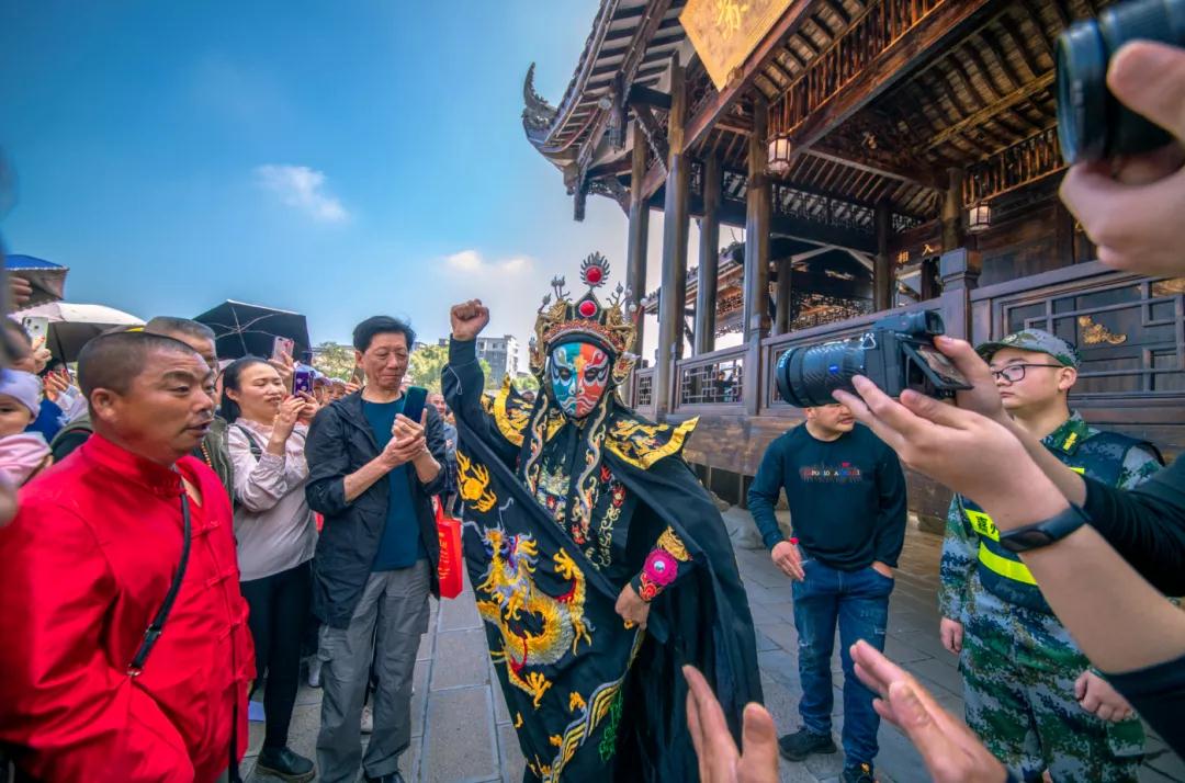 市中区苏稽古镇游人如织