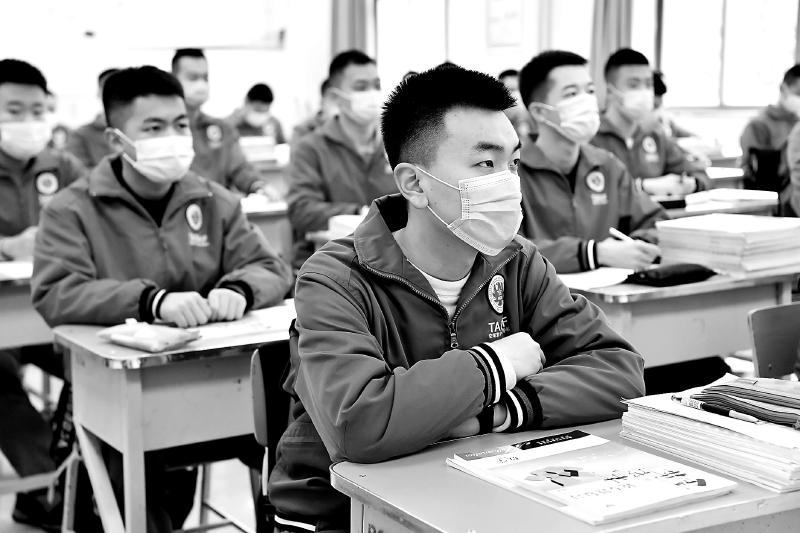 3月30日，西安中学航空班的毕业生在上课。当日，陕西省高三年级学生开学复课。新华社记者刘潇摄