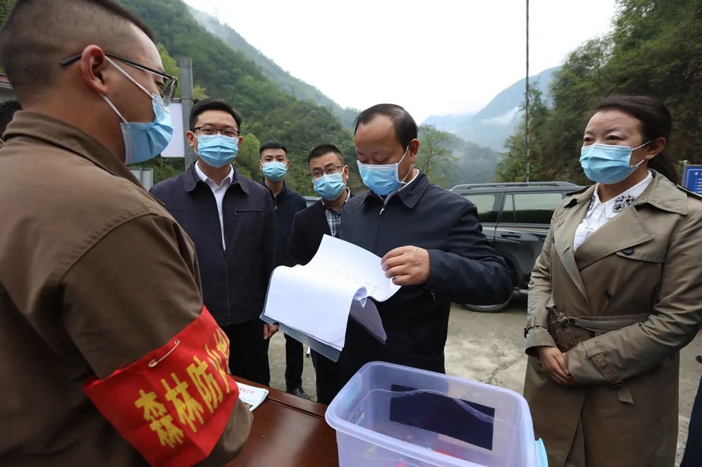 马波在金口河区金河镇五一村森林防火卡口察看台账