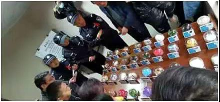 民警组织美沙酮维持治疗人员仔细观察毒品样品
